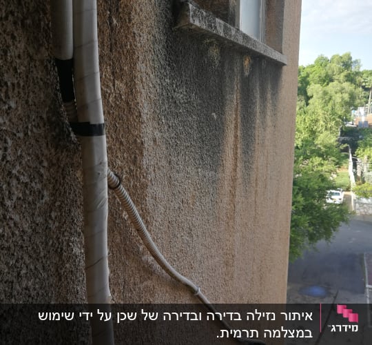צינור מים חיצוני מחובר לקיר בניין